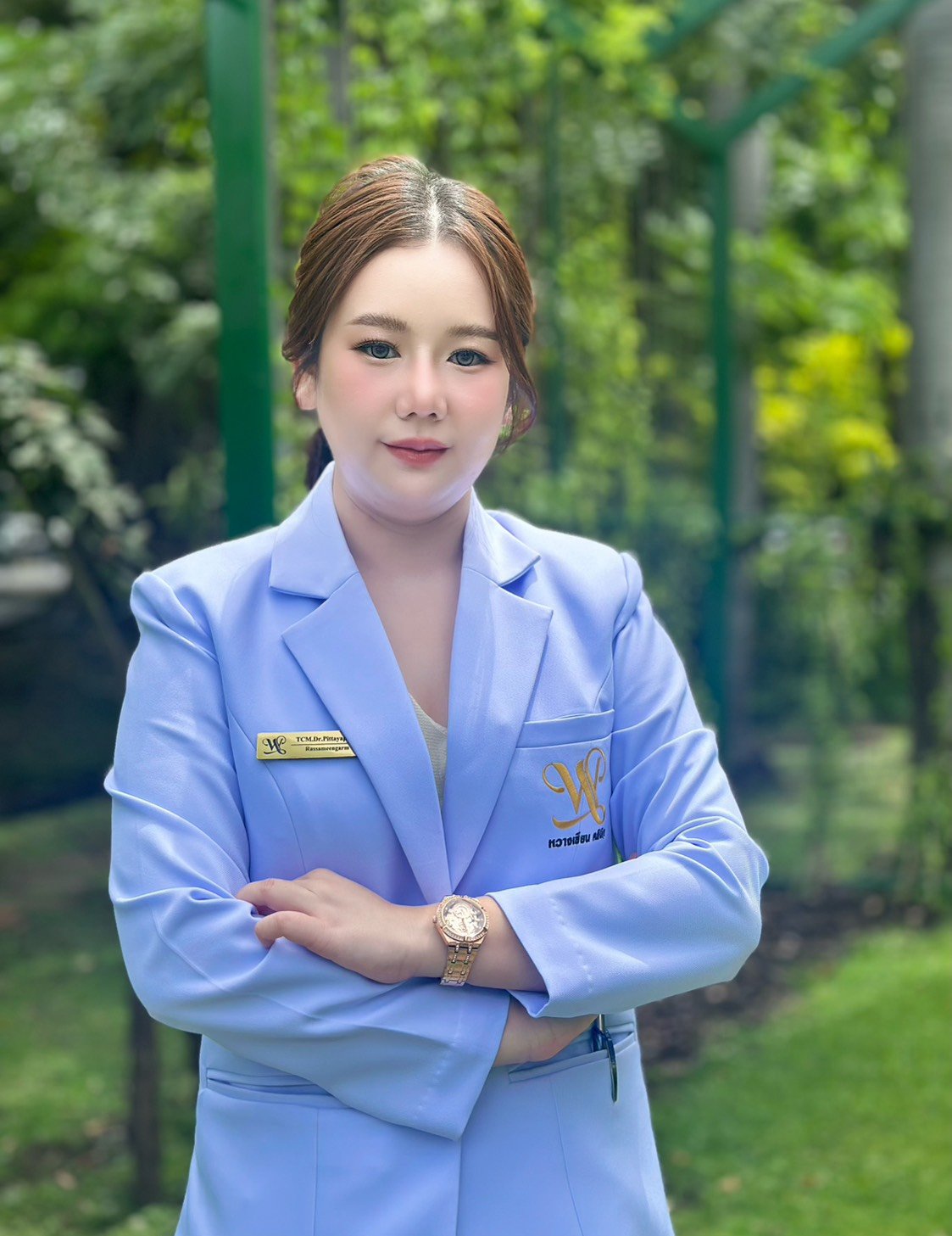 พจ.พิทยาภรณ์ รัศมีงาม ในชุดแพทย์แผนจีน